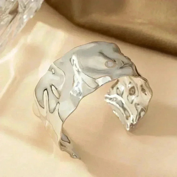 silver tone textured cuff bangle chic classic trending - Picture 1 of 2